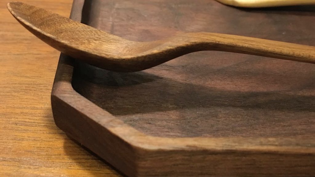 木製の皿とスプーン