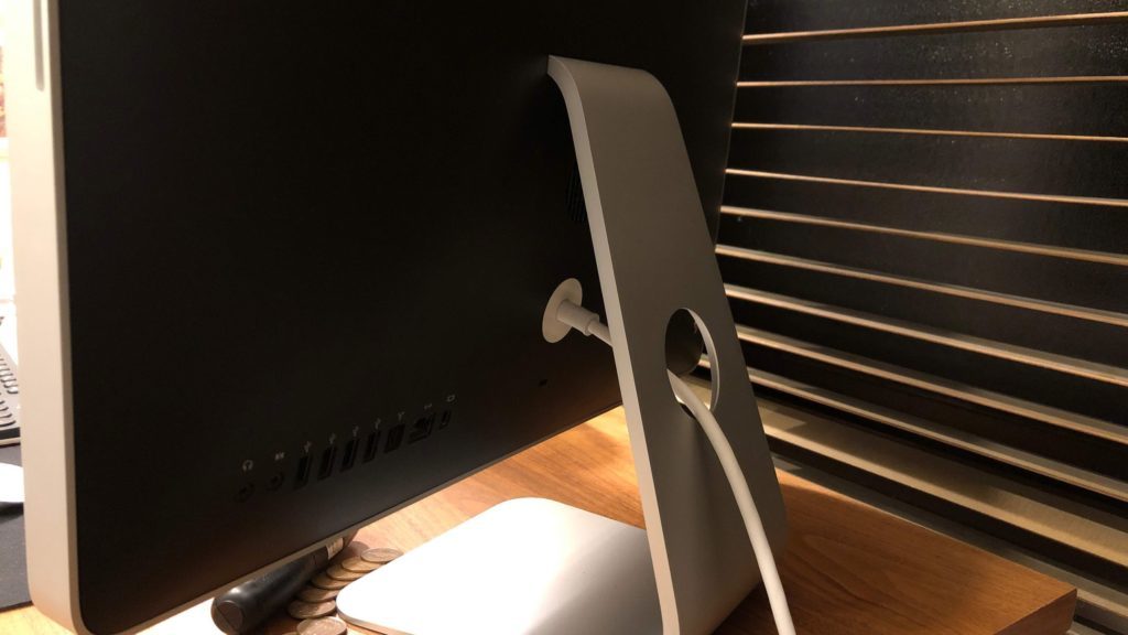 iMacの背面ケーブル