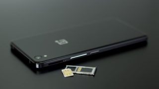 SIMカードとスマートフォン