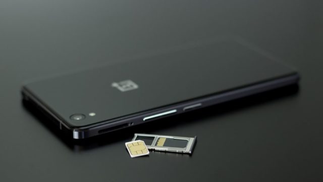 SIMカードとスマートフォン