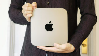 mac miniを両手で抱える