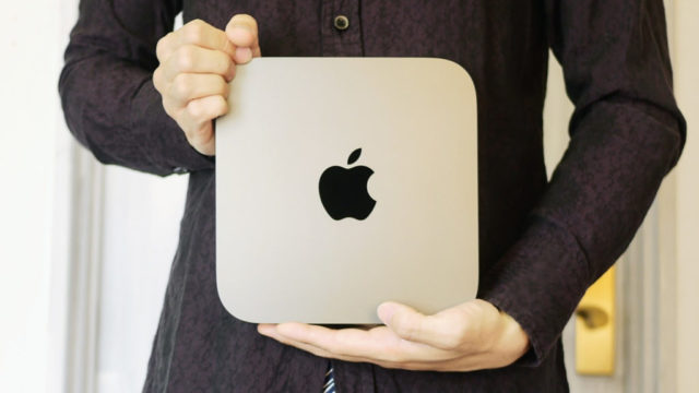 mac miniを両手で抱える